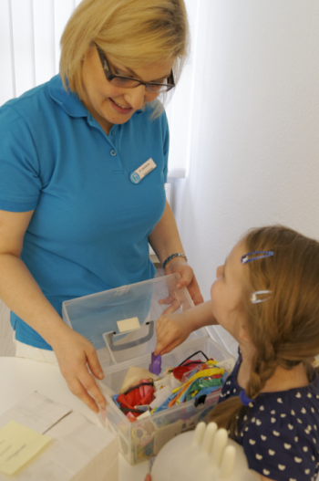 Zahnärztin Nina Jguburia kümmert sich auch um die kleinen Patienten